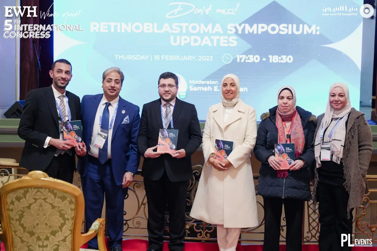 أ.د. هشام غريب مع المشاركين في مؤتمر علمي لطب العيون ونسخ من The GUIDE in Ophthalmic Practice